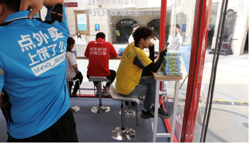 守护高温下的户外工作者 京东为全行业外卖骑手搭建“清凉站台” 守护高温下的户外工作者 京东为全行业外卖骑手搭建“清凉站台”