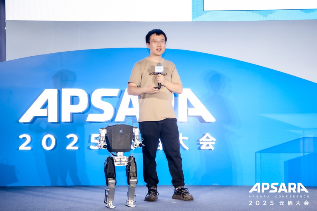 云栖通道上演AI“实战秀”:守护珊瑚、助盲出行、千元机器人勾勒落地新图景 云栖通道上演AI“实战秀”:守护珊瑚、助盲出行、千元机器人勾勒落地新图景