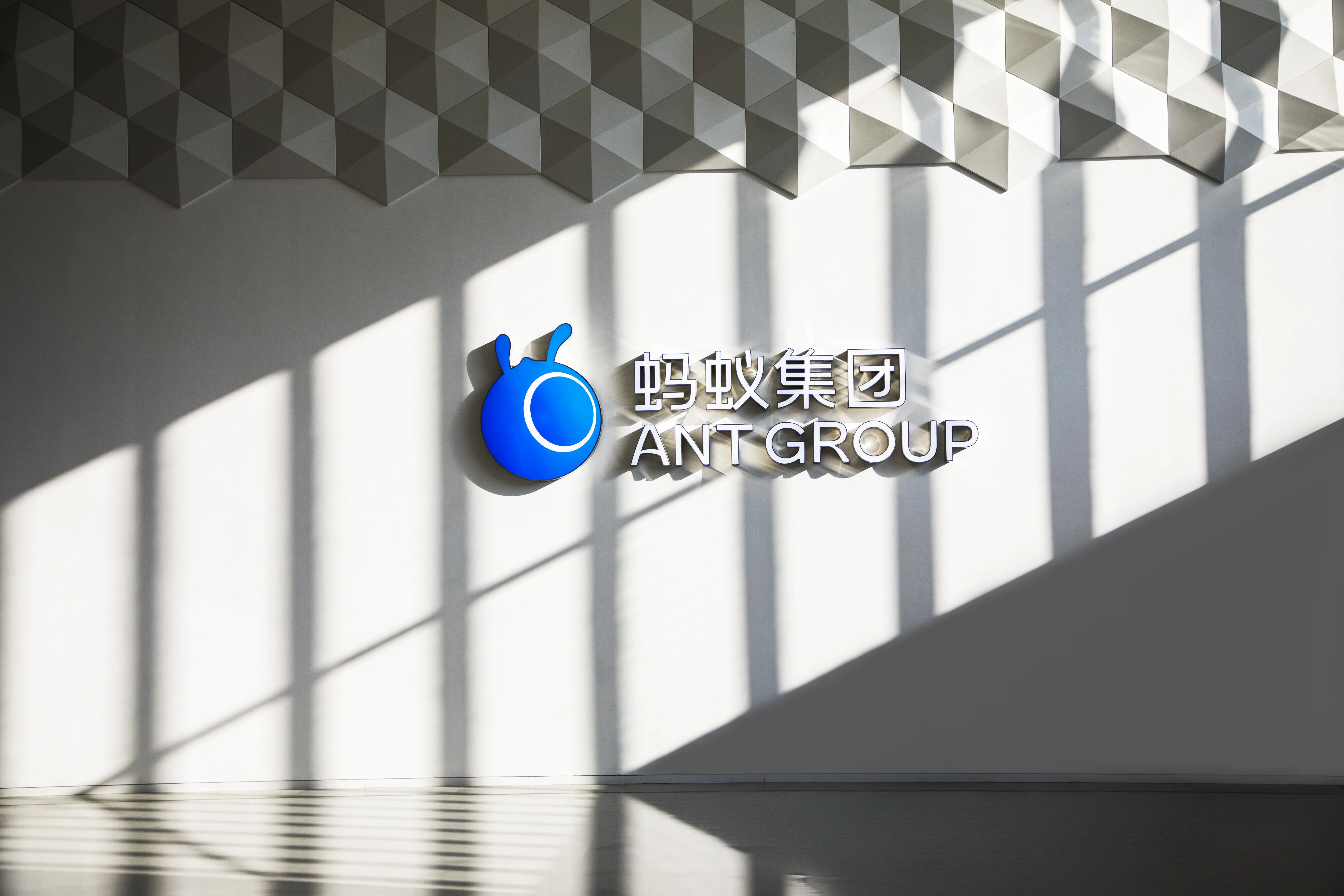 锐思考 | 从“信息入口”到“生产力入口”，灵光APP改写AI助手游戏规则