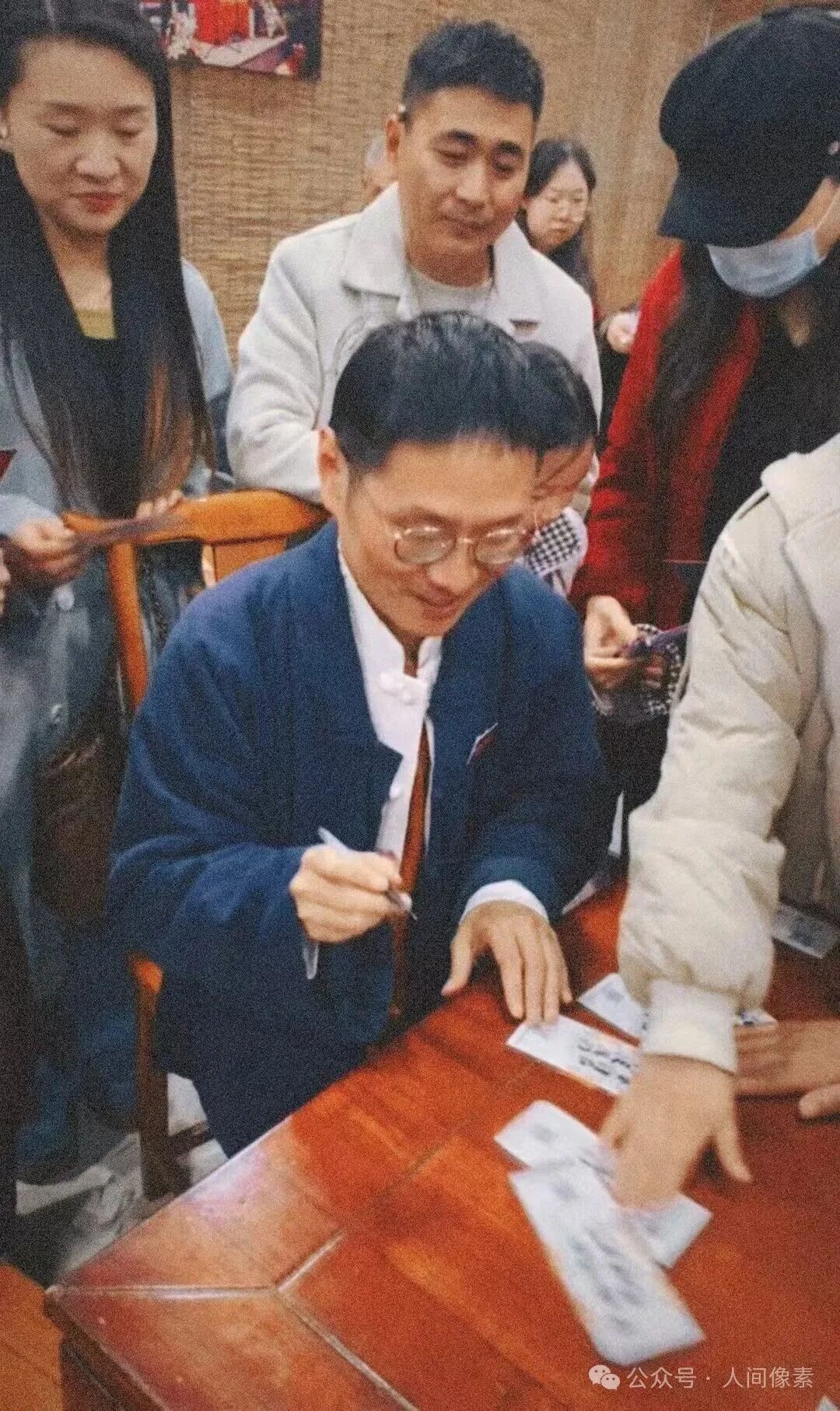 真实记录 | 小城相声社的13年：一群人、一方台，守着老手艺，等着观众