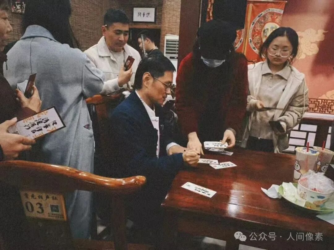 真实记录 | 小城相声社的13年：一群人、一方台，守着老手艺，等着观众
