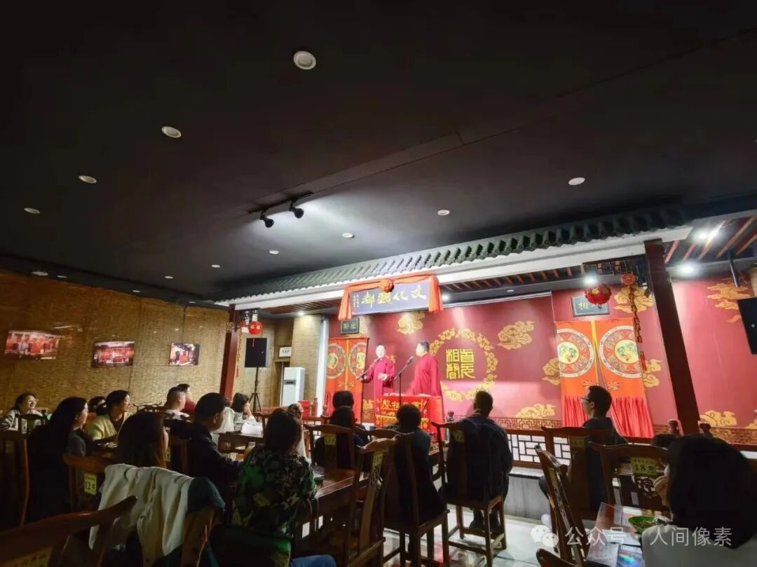 真实记录 | 小城相声社的13年：一群人、一方台，守着老手艺，等着观众