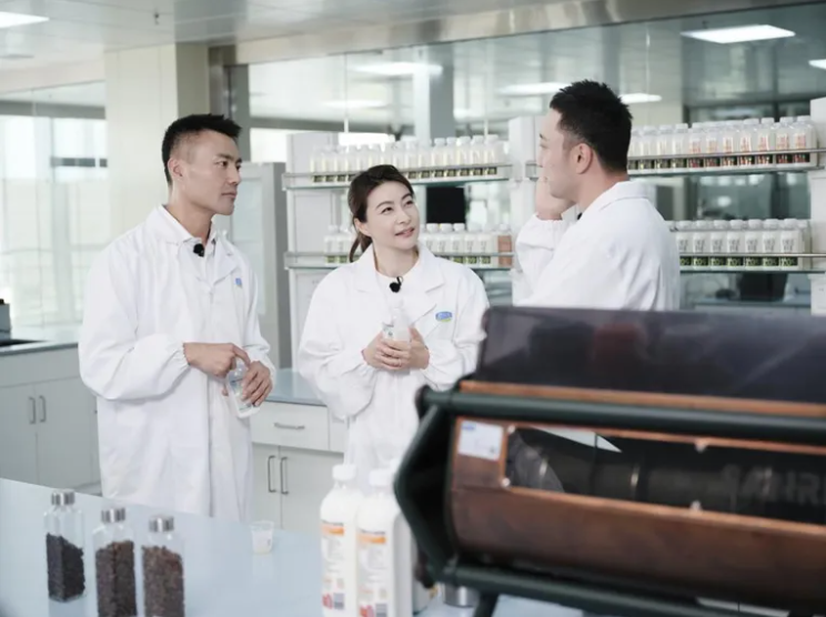郭晶晶携手尼格买提走进君乐宝,央视直播解码悦鲜活如何打造“中国鲜奶”品质标杆 郭晶晶携手尼格买提走进君乐宝,央视直播解码悦鲜活如何打造“中国鲜奶”品质标杆