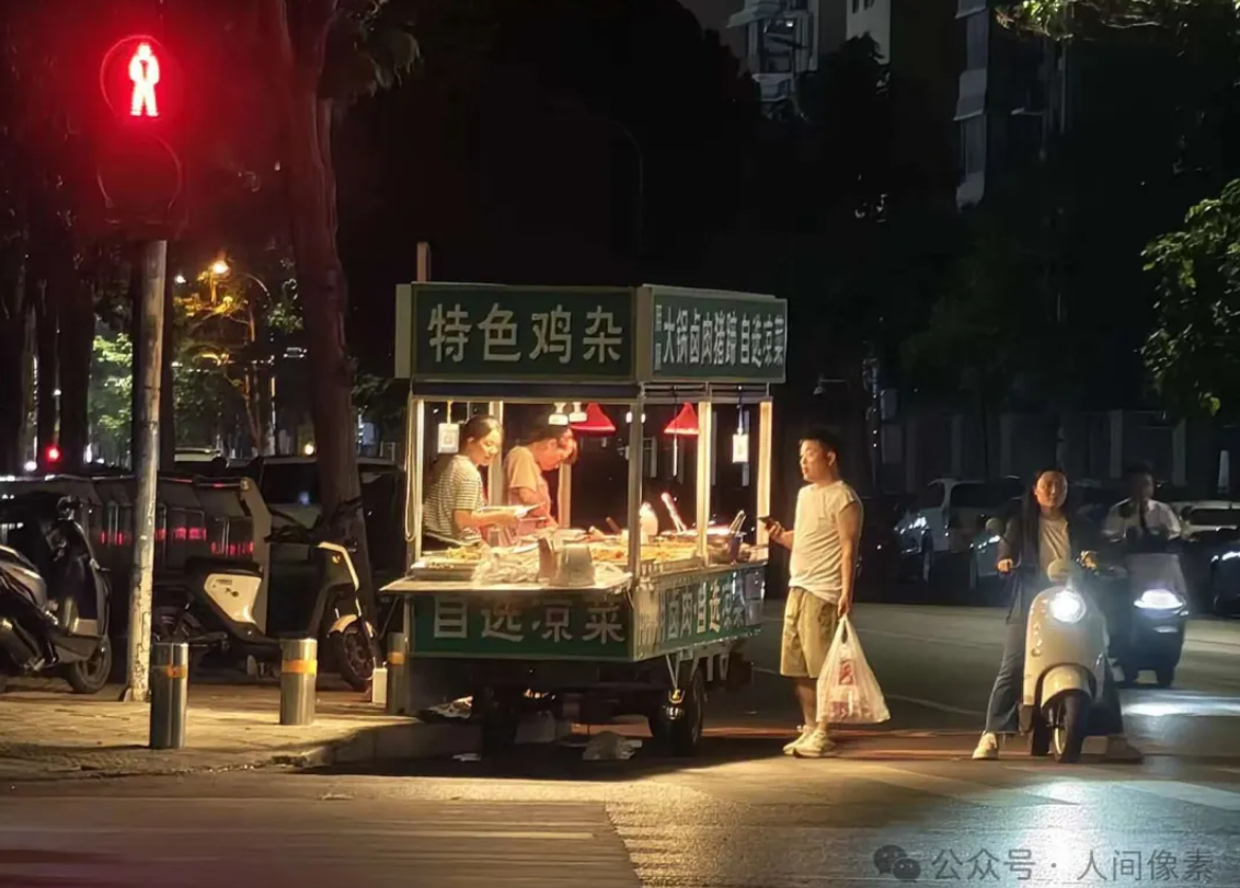 真实记录 | 一辆摆摊三轮车,托起多少普通人的生活 真实记录 | 一辆摆摊三轮车,托起多少普通人的生活