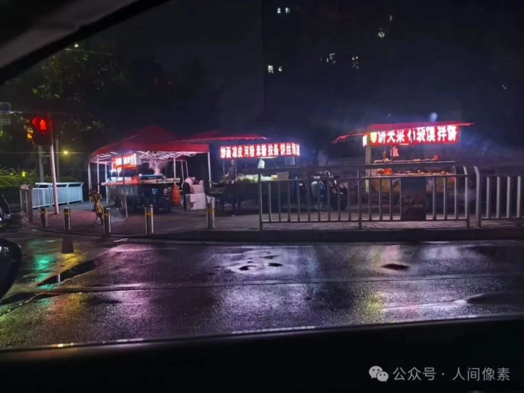 真实记录 | 一辆摆摊三轮车,托起多少普通人的生活 真实记录 | 一辆摆摊三轮车,托起多少普通人的生活